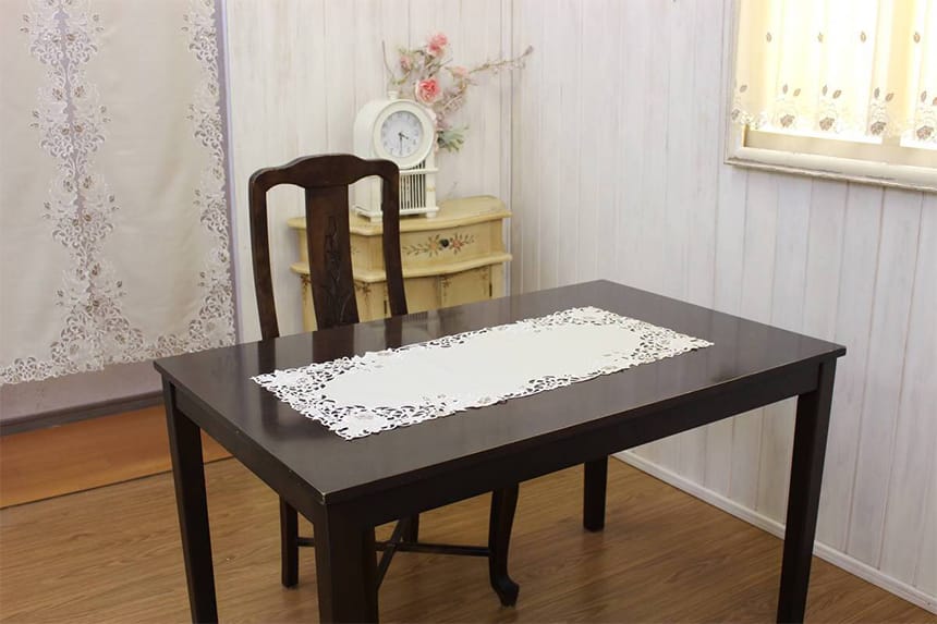 カットワーク刺繍のテーブルセンター90cmをテーブルに。